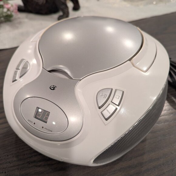 GPX BC111W Boombox CD Player AM/FM Radio AC/DC Dual Power Audio In Mp3 iPhones - Picture 6 of 9